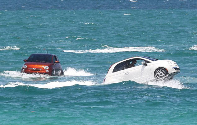 Autos Fiat nadan en la costa