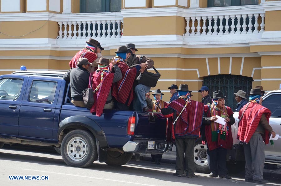 Avión de Morales vuela de regreso a Bolivia