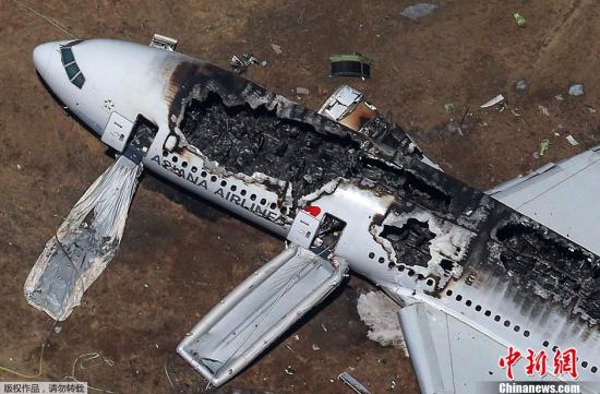 Boeing 777 de República de Corea se estrella al aterrizar en EEUU 