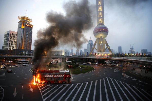 Autobús de dos pisos se incendia en Shanghái