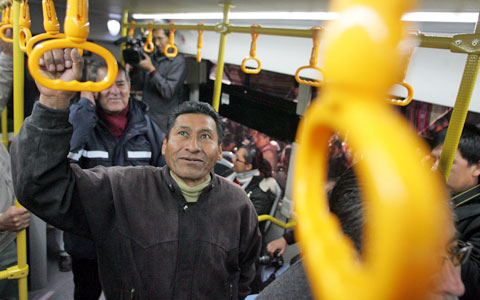 Presentan en Bolivia prototipo de bus "Puma Katari" fabricado en China