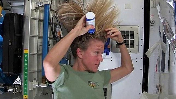 Cómo lavarse el pelo en el espacio