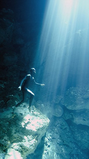 Pareja española explora buceando extraordinario mundo submarino