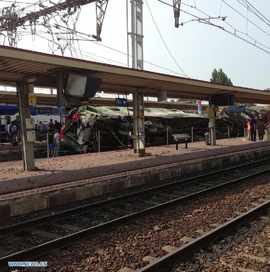 Descarrilamiento de tren cerca de París deja al menos 6 muertos