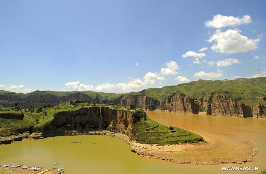 Foto tomada el 16 de julio 2013 muestra paisajes del río Amarillo en Laoniuwan en Hohhot, Región Autónoma de Mongolia Interior, norte de China. La Gran Muralla se encuentra con el río Amarillo en Laoniuwan, que se convirtió en un parque geológico en diciembre de 2012 y se abrió al público el 16 de julio de 2013. (Xinhua / Jin Yu)