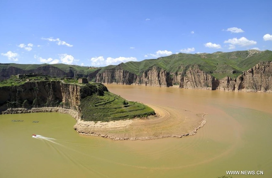 Foto tomada el 16 de julio de 2013 muestra paisajes del río Amarillo en Laoniuwan en Hohhot, Región Autónoma de Mongolia Interior, norte de China. La Gran Muralla se encuentra con el río Amarillo en Laoniuwan, que se convirtió en un parque geológico en diciembre de 2012 y se abrió al público el 16 de julio de 2013. (Xinhua / Jin Yu)