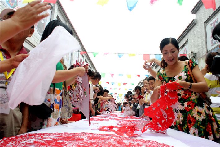 Celebran arte de papel recortado en Hebei (7)