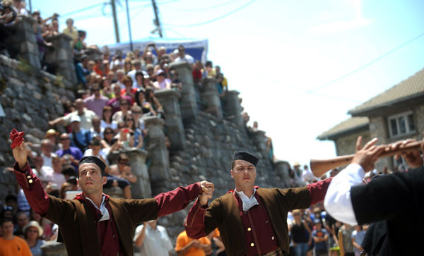 Macedonios en trajes de danza tradicional durante el festival de bodas en Galicnik, Macedonia, el 14 de julio de 2013. (Foto: icpress.cn)