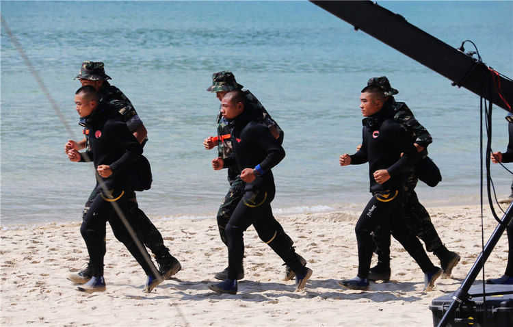 Soldados de las fuerzas especiales participan en un concurso de habilidades militares del Ejército Popular de Liberación celebrado en el mar en junio de 2013. [Foto / Xinhua]