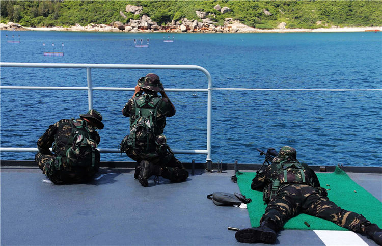 Soldados de las fuerzas especiales participan en un concurso de francotirador durante el concurso de habilidades militares del Ejército Popular de Liberación celebrado en el mar en junio de 2013. [Foto / Xinhua]