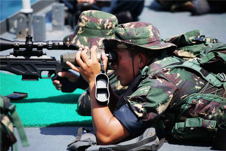 Soldados de las fuerzas especiales participan en un concurso de francotirador durante el concurso de habilidades militares del Ejército Popular de Liberación celebrado en el mar en junio de 2013. [Foto / Xinhua]