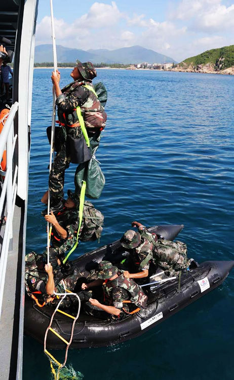 Soldados de las fuerzas especiales tratan de abordar un buque de guerra durante el concurso de habilidades militares del Ejército Popular de Liberación celebrado en el mar en junio de 2013. [Foto / Xinhua]