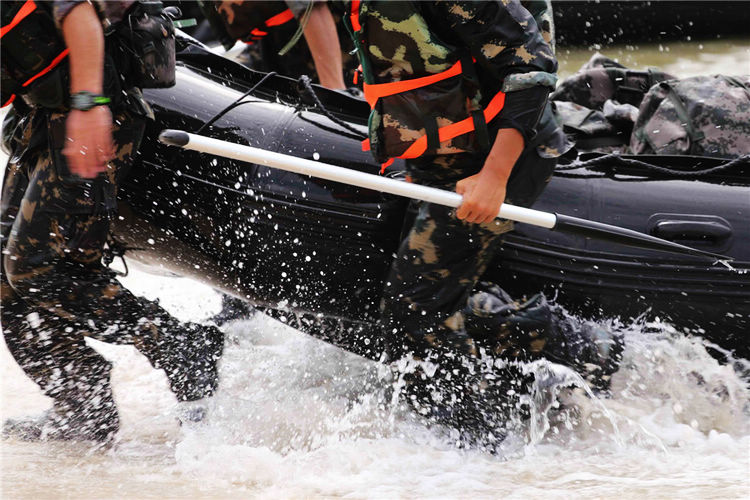 Soldados de las fuerzas especiales corren a la tierra después de un concurso de agua durante el concurso de habilidades militares del Ejército Popular de Liberación celebrado en el mar en junio de 2013. [Foto / Xinhua] 