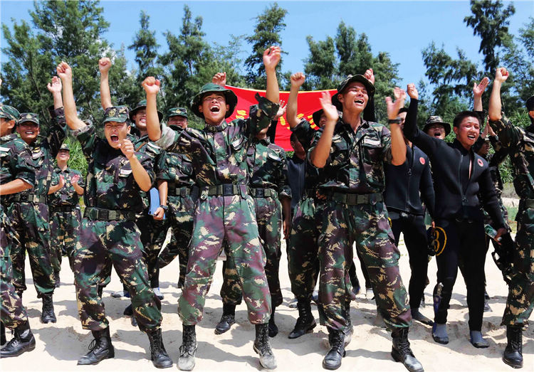 Soldados de las fuerzas especiales de la Zona Militar de Pekín aclaman después de ganar el concurso de bote durante el concurso de habilidades militares del Ejército Popular de Liberación celebrado en el mar en junio de 2013. [Foto / Xinhua]
