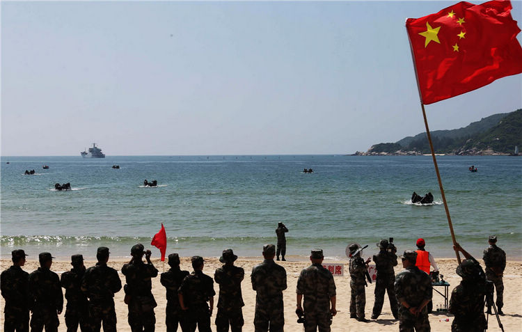 Soldados de las fuerzas especiales aclaman durante el concurso de habilidades militares del Ejército Popular de Liberación celebrado en el mar en junio de 2013. [Foto / Xinhua]