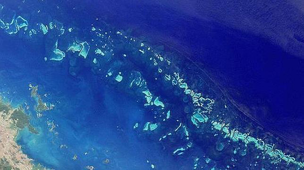 Aviones de EE.UU. arrojan bombas sobre la barrera de coral australiana