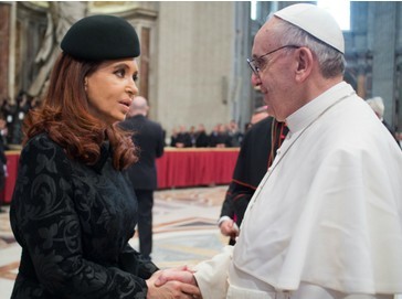 Presidenta de Argentina viaja a Brasil para participar en misa papal