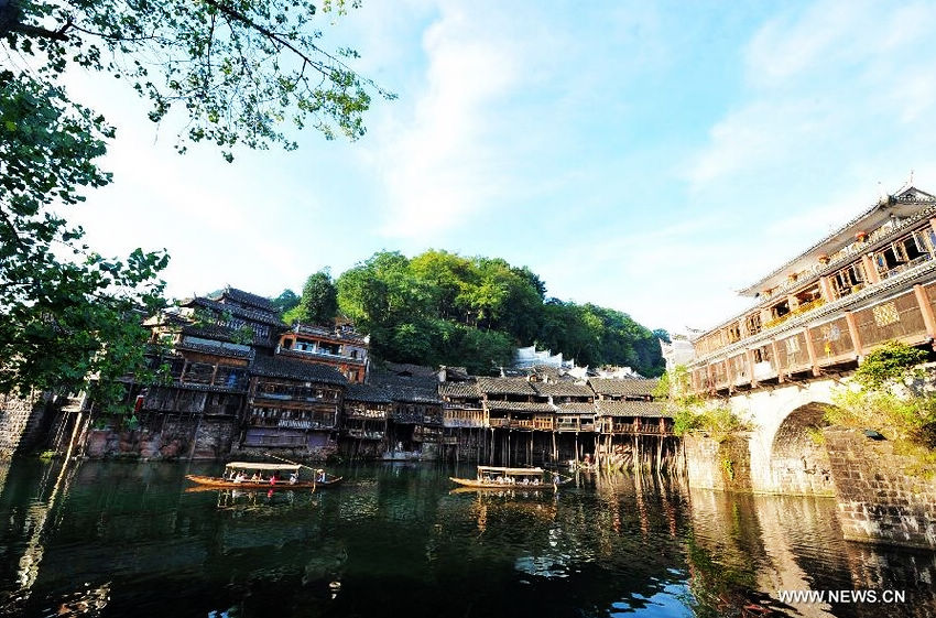 Ciudad antigua Fenghuang entra en temporada alta de viaje en julio 7