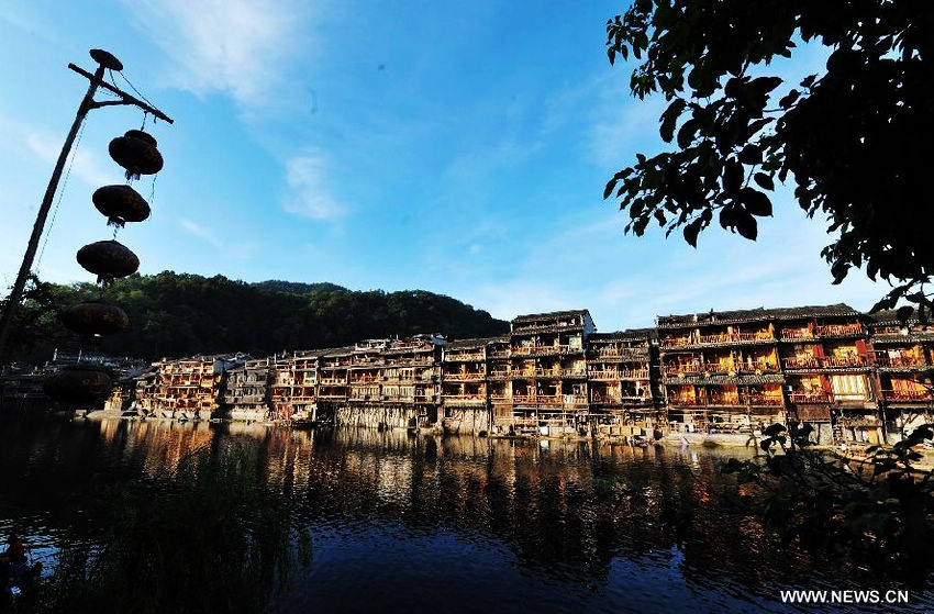 Ciudad antigua Fenghuang entra en temporada alta de viaje en julio 8