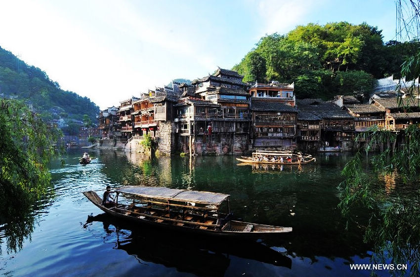 Ciudad antigua Fenghuang entra en temporada alta de viaje en julio 2