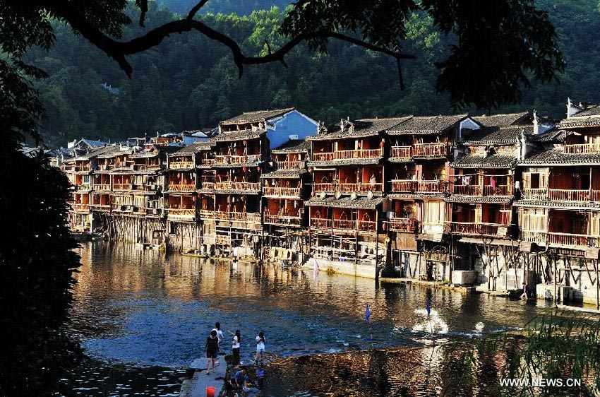 Ciudad antigua Fenghuang entra en temporada alta de viaje en julio 3
