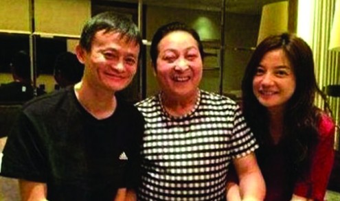 El líder del comercio por internet, Ma Yun, y la actriz, Zhao Wei, junto con Wang Lin.