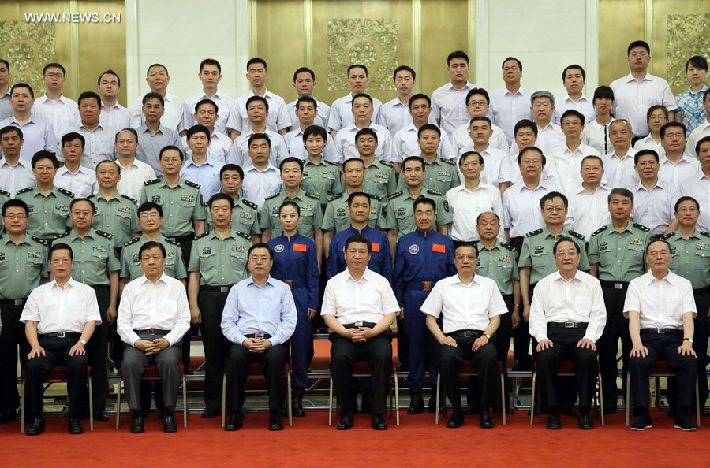 Presidente chino se reúne con astronautas de misión Shenzhou-10