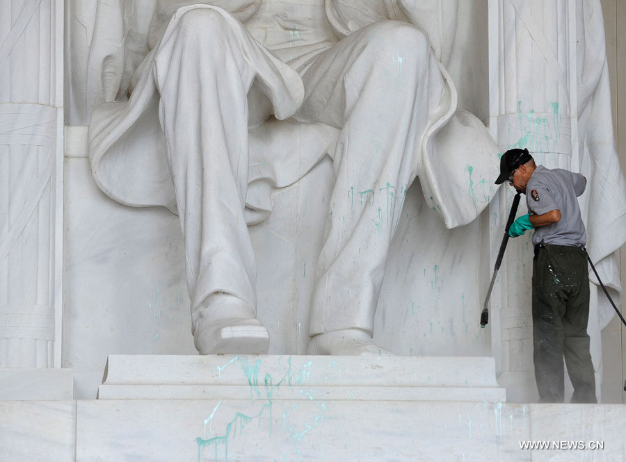 Vandalizan Monumento a Lincoln en Washington, EEUU (3)