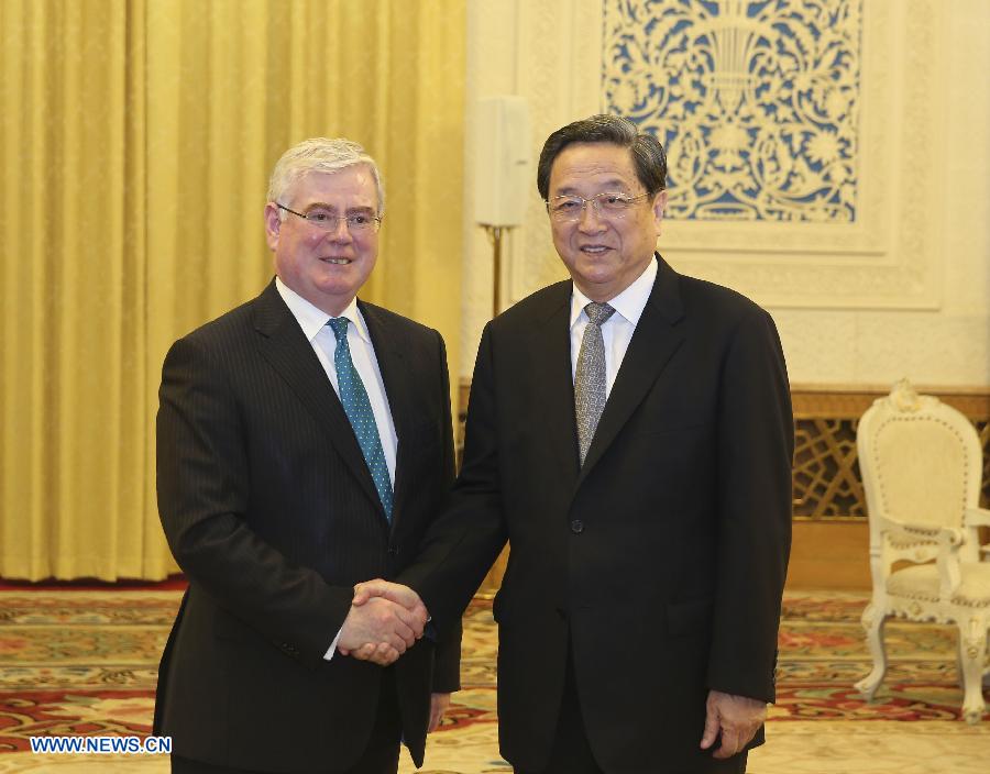 Máximo asesor político de China se reúne con viceprimer ministro de Irlanda