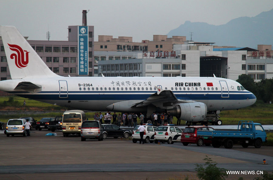 Avión de pasajeros se sale de pista de aterrizaje en este de China