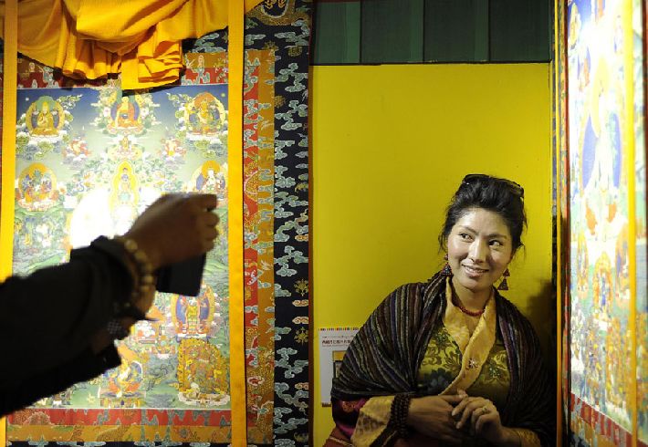 Inauguran exposición de Tangka en Lhasa (3)