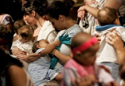 Logran madres mexicanas récord mundial de amamantar bebés