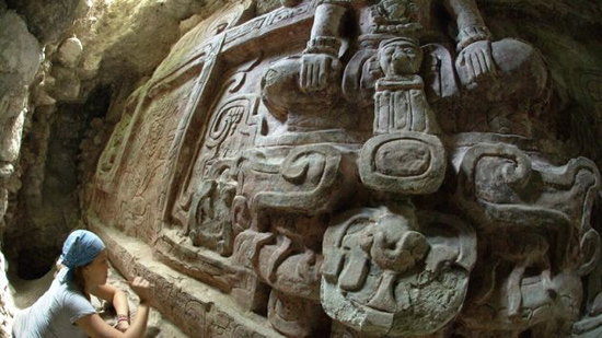 Hallan en Guatemala una escultura maya extraordinaria