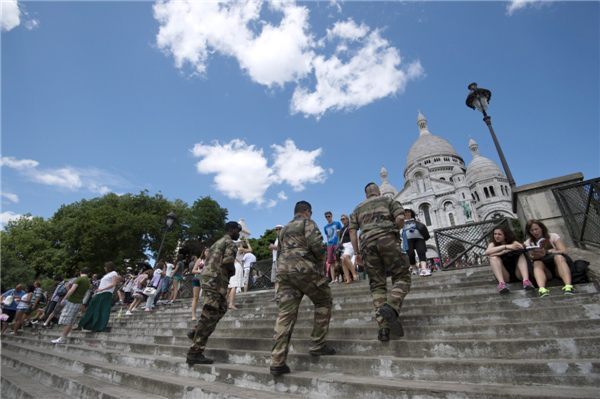 Aumentan preocupaciones por ataques contra turistas en París