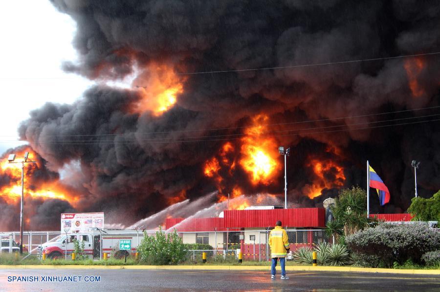 Rayo provoca incendio en refinería venezolana (2)