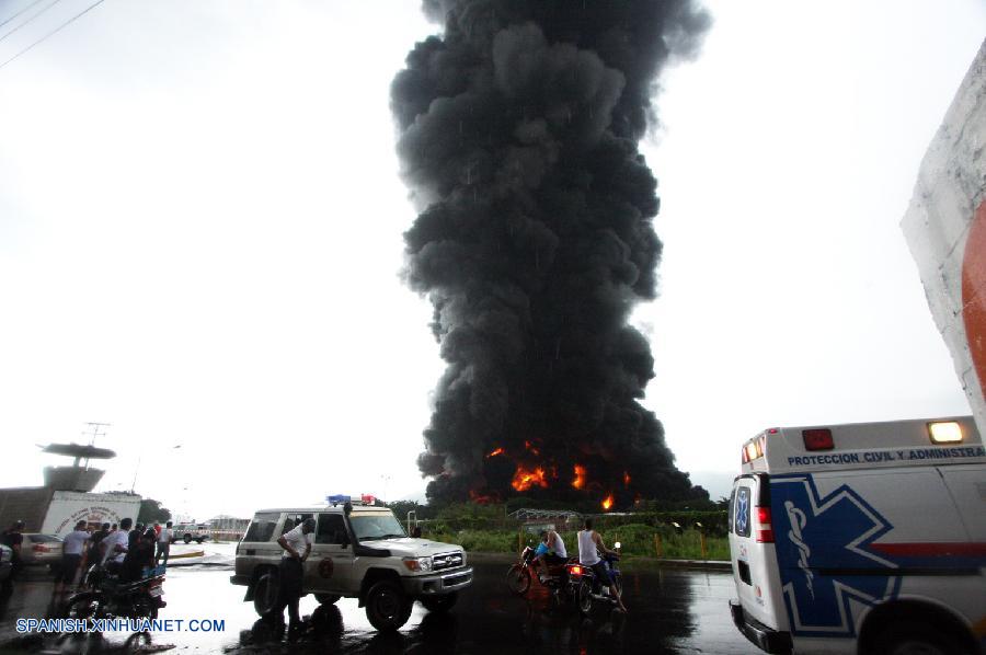 Rayo provoca incendio en refinería venezolana (5)