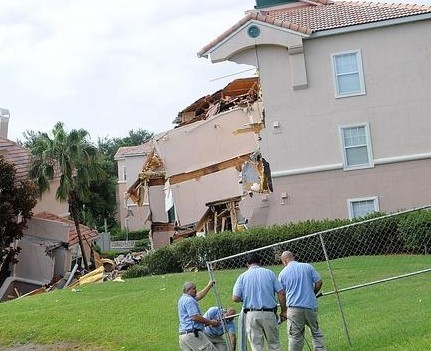 Se traga parte de un edificio del centro turístico a causa de nuevo socavón de tierra en Florida
