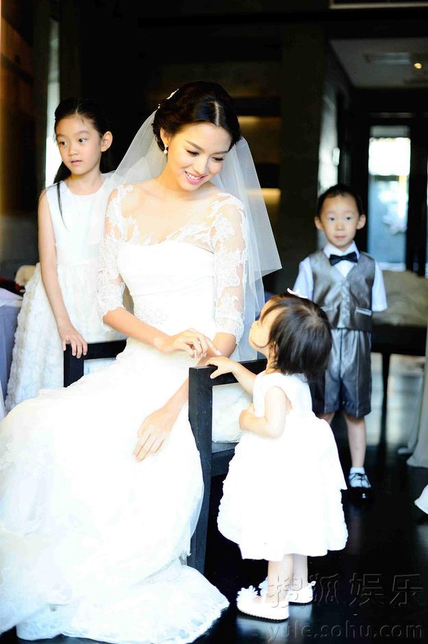 Ex Miss Mundo Zhang Zilin se casa (2)