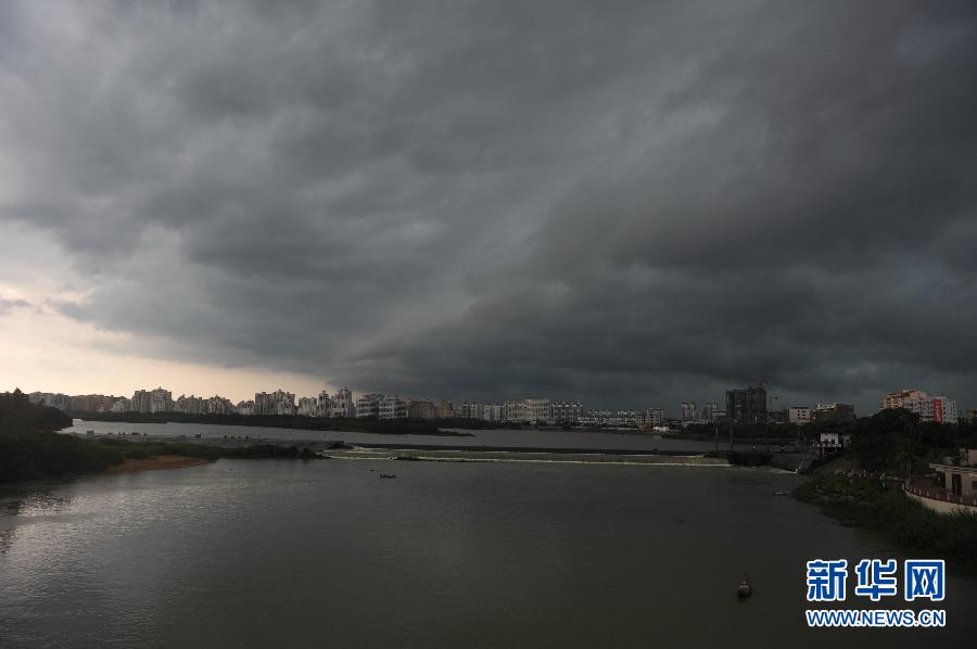 China emite alerta roja de oleaje ante cercanía de tifón "Utor"