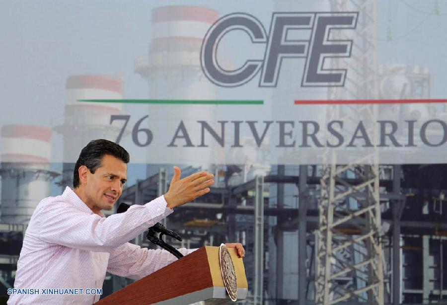 Presidente de México plantea bajar costos de electricidad con reforma