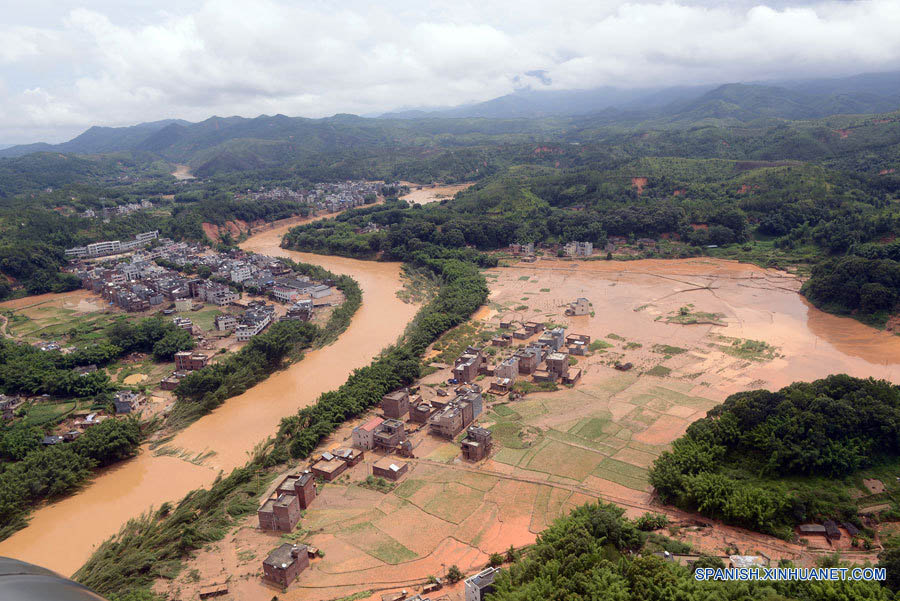 Inundaciones dejan nueve muertos en sur de China