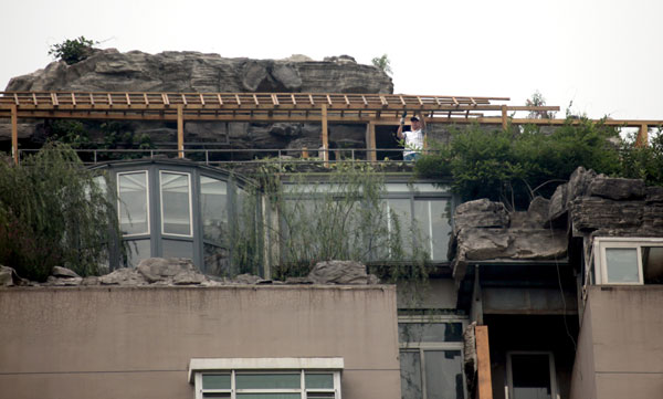 Comienza demolición de estructura de villa en techo