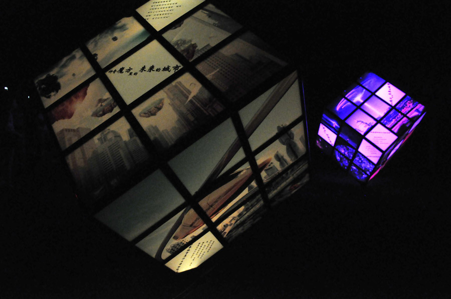 Instalación de luz titulada “El mundo futuro de la aldea del cubo mágico” en el Festival Internacional de Luz de Pekín en el parque Ditan, el sábado. (Foto: Uking Sun, chinadaily.com.cn)