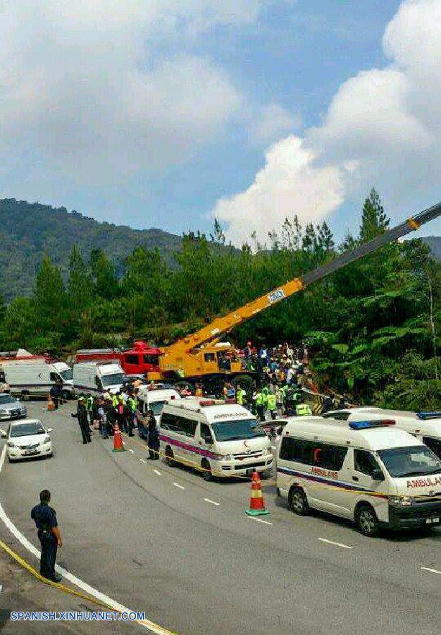 Mueren 37 personas al caer autobús a barranco en sitio turístico de Malasia