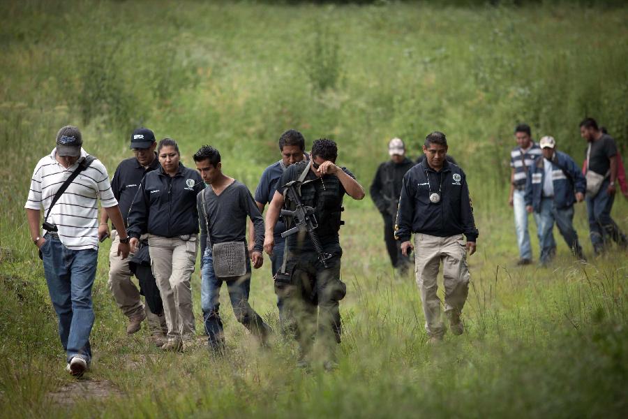 Hallan 5 cadáveres en fosa clandestina en centro de México