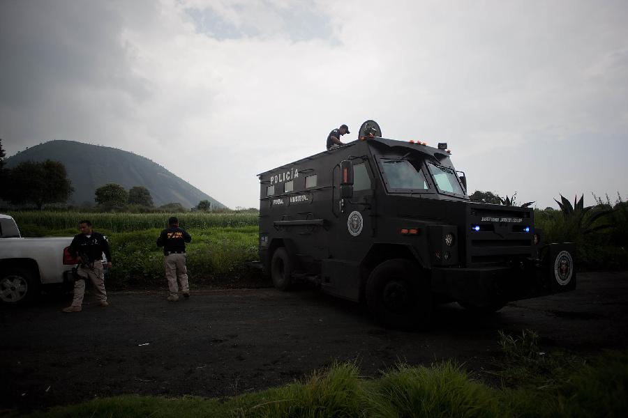 Hallan 5 cadáveres en fosa clandestina en centro de México