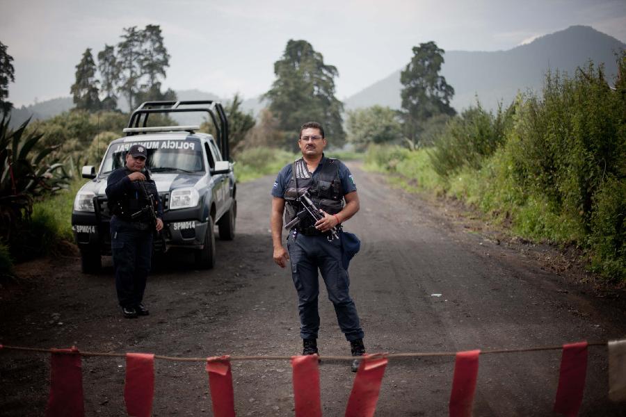 Hallan 5 cadáveres en fosa clandestina en centro de México