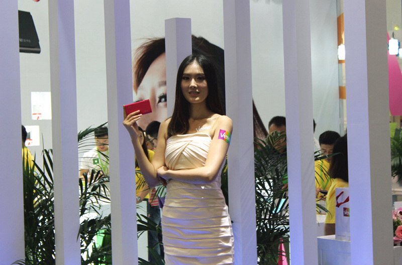 Modelo muestra un cargador de teléfono móvil en la Expo MacWorld iWorld Asia 2013, el 22 de agosto de 2013, en el Centro Nacional de Convenciones de China en Pekín. (Foto: Liu Zheng, chinadaily.com.cn)
