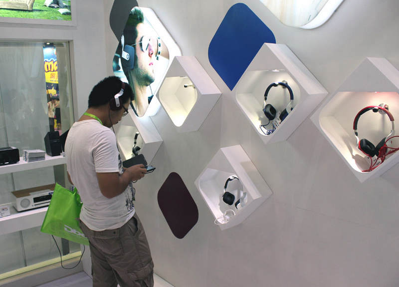 Visitante prueba auriculares en la Expo MacWorld iWorld Asia 2013, el 22 de agosto de 2013, en el Centro Nacional de Convenciones de China en Pekín. (Foto: Liu Zheng, chinadaily.com.cn)