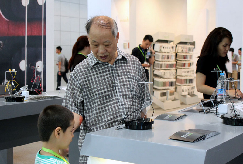 Visitantes miran auriculares en la Expo MacWorld iWorld Asia 2013, el 22 de agosto de 2013, en el Centro Nacional de Convenciones de China en Pekín. (Foto: Liu Zheng, chinadaily.com.cn)